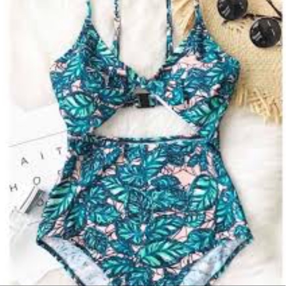 Very flattering cutout one piece in XL - Picture 4 of 4